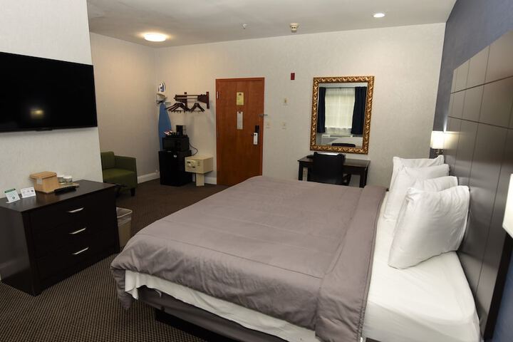 1 King Bed (7 of 33)
