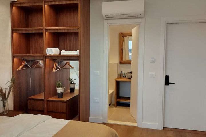 Room 5 of 6