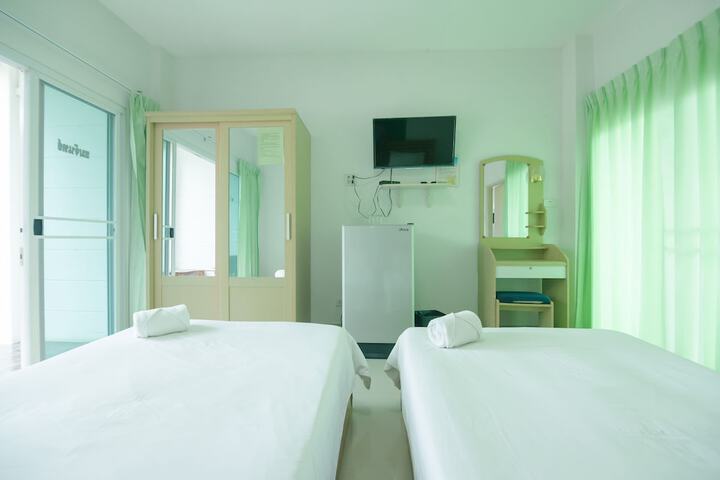 Room 4 of 104