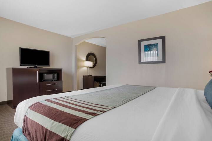 1 King Bed Microwave and Refrigerator Work Desk WiFi Full Breakfast (12 of 15)