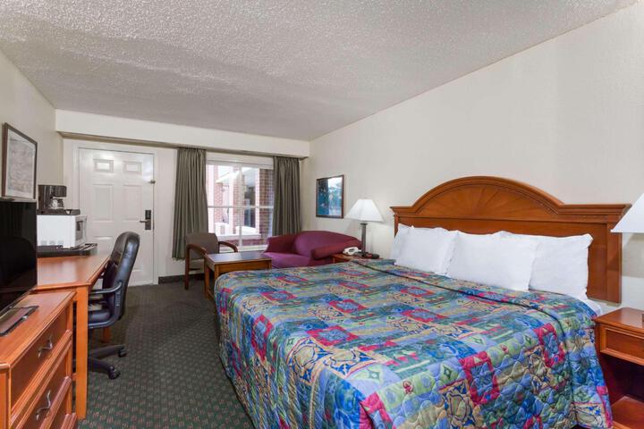 1 King Bed (3 of 11)