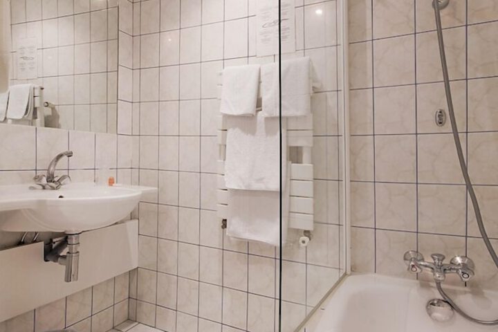 Room 10 of 29