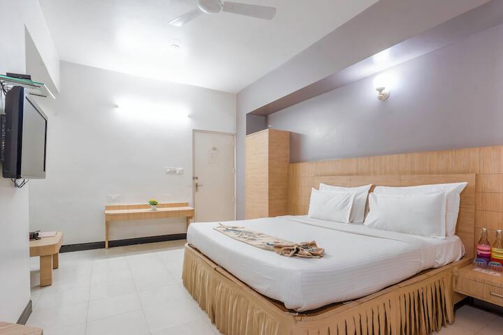 Room 8 of 12