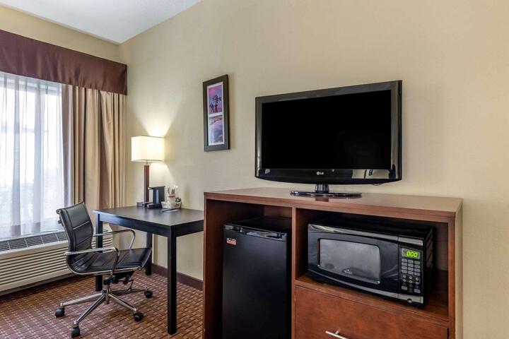 Double Accessible Queen Size Bed (3 of 19)