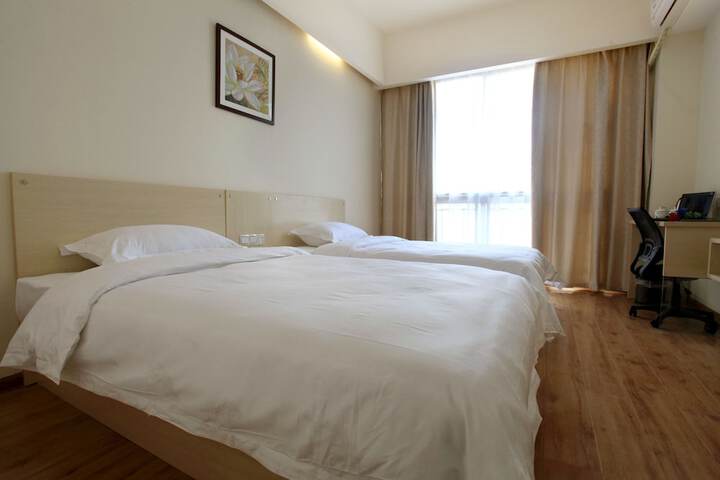 Room 8 of 12