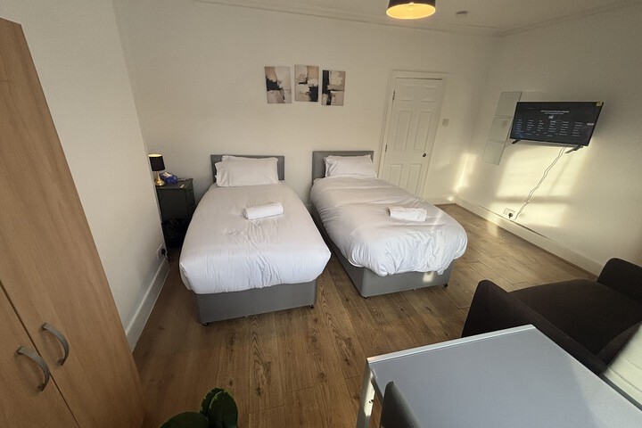 Room 4 of 27