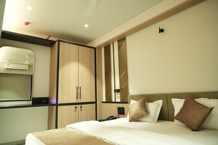 Room 5 of 17