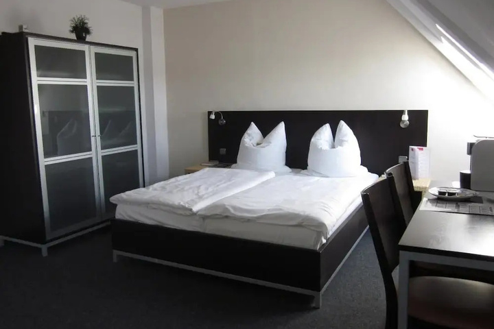 Room 4 of 15