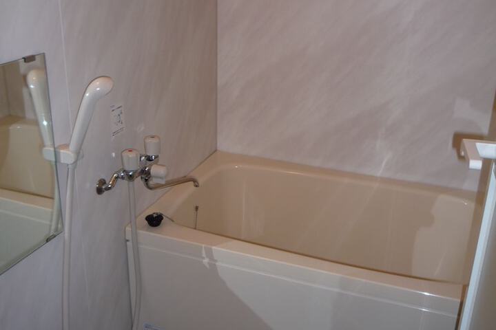Deep soaking bathtub