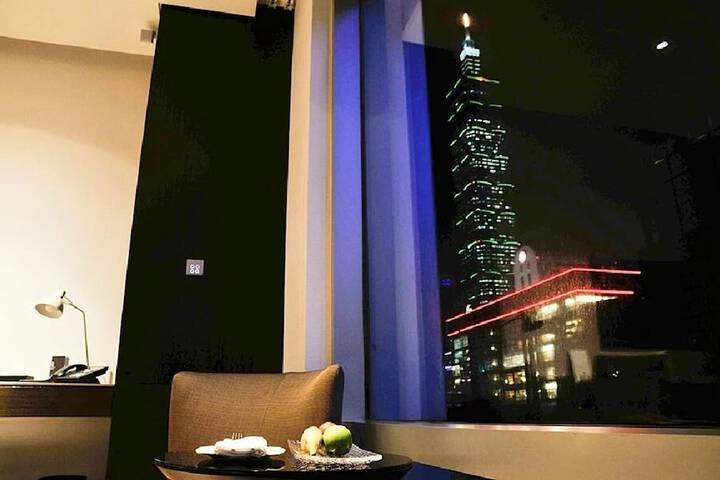 Room 53 of 117