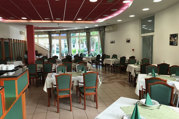 Dining 22 of 30