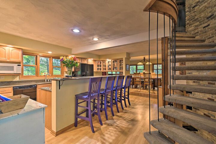 Spacious Lakehouse w / Deck Kayaks, & Dock!