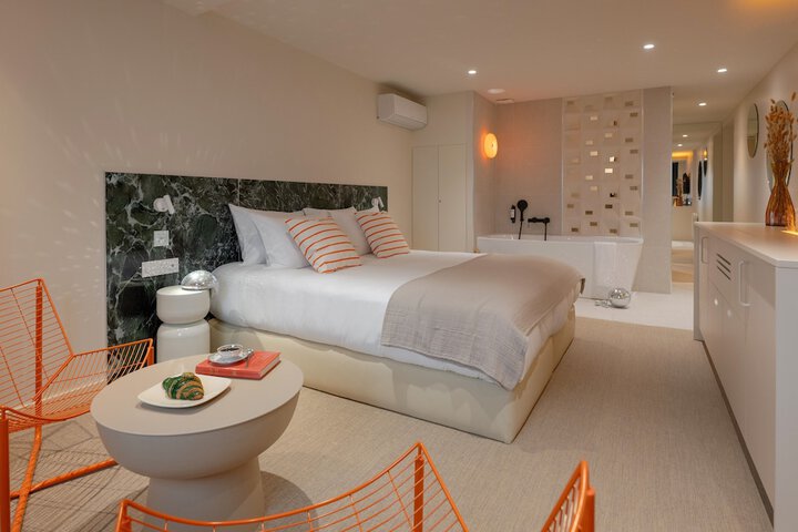 Room 210 of 780
