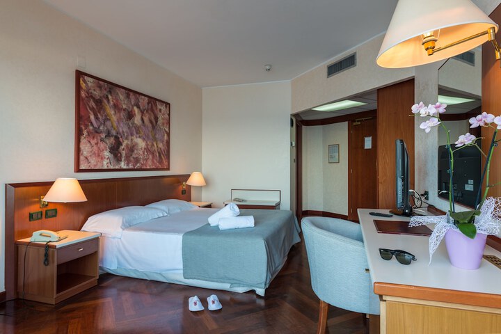 Room 11 of 72
