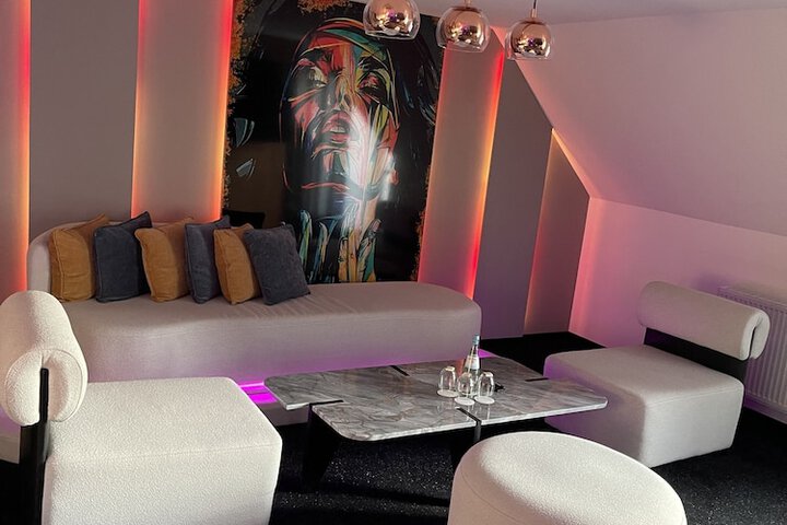 Room 9 of 90