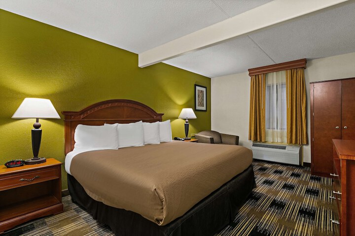 1 King Bed Microwave and Refrigerator WiFi Continental Breakfast (20 of 26)