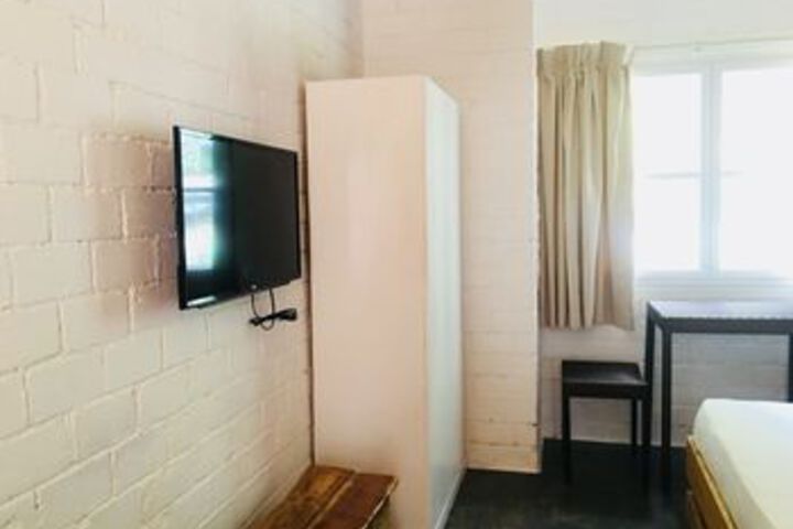 Room 8 of 10