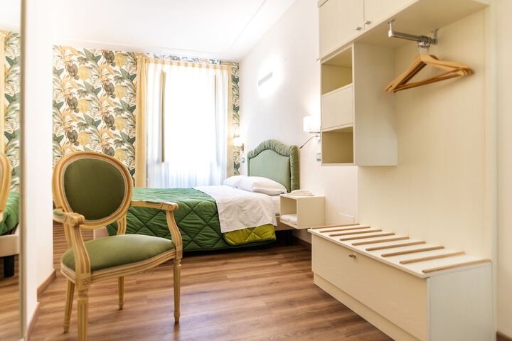 Room 6 of 16