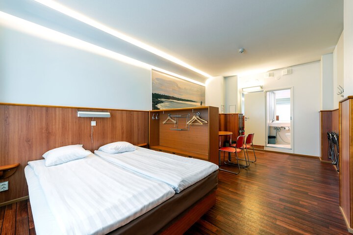 Room 4 of 16