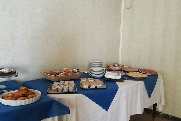Dining 11 of 14