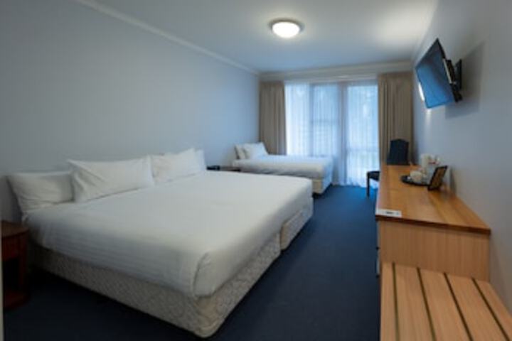 Room 28 of 210