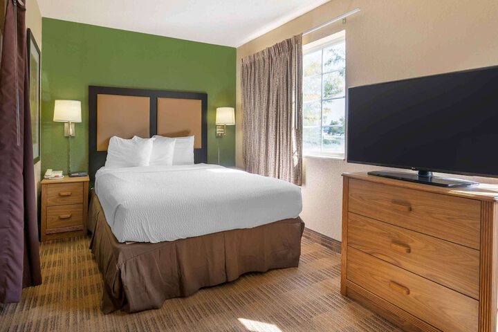 Deluxe Studio 1 Queen Bed with Sofa Bed (16 of 21)