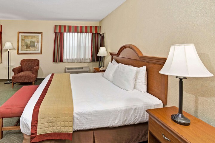1 King Bed (11 of 12)