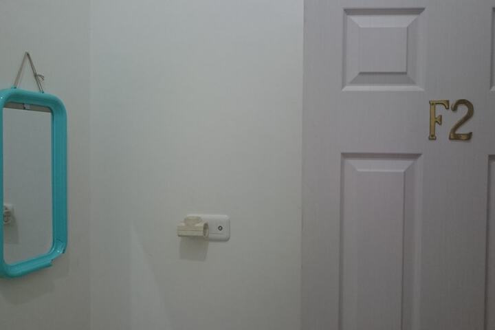 Room 13 of 32