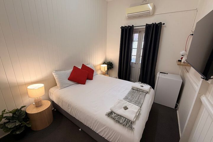 Room 4 of 10