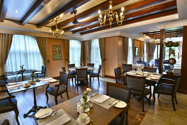 Dining 44 of 82