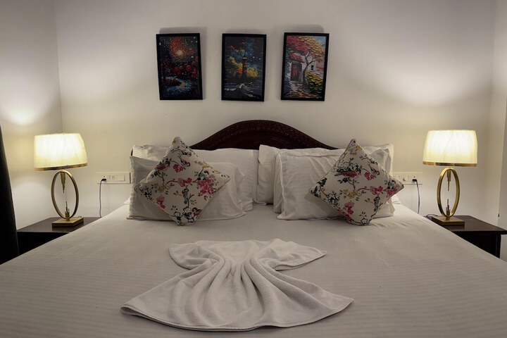 Room 4 of 16