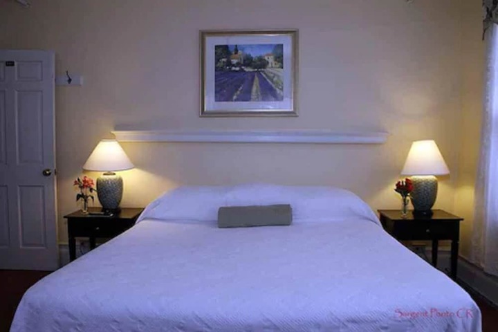 1 Queen Bed (15 of 20)
