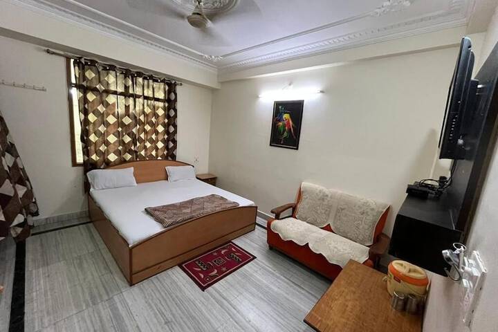 Room 6 of 10