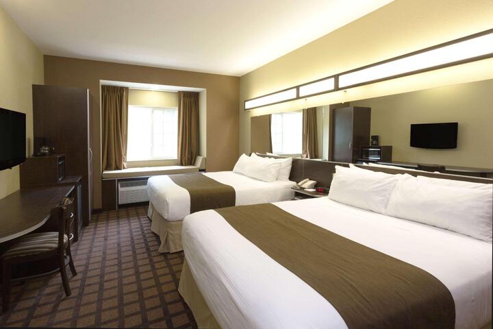 1 Queen Bed Mobility Hearing Impaired Accessible Room (10 of 14)