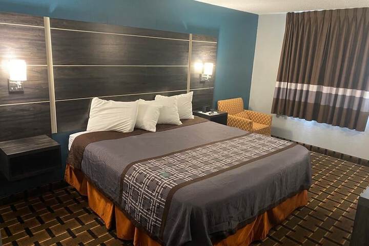 Deluxe King Bed (3 of 12)