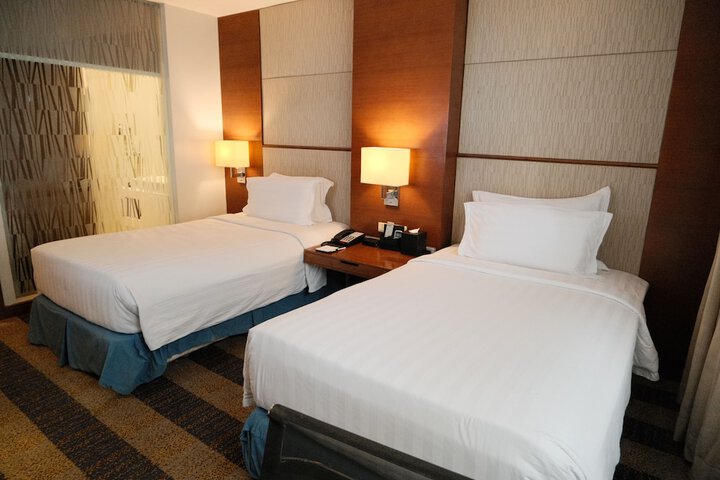 Room 8 of 90