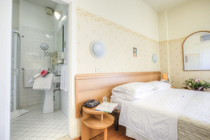 Room 4 of 70