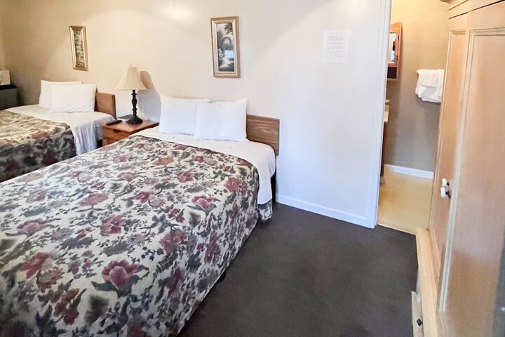 Basic Room 1 Queen (1 of 3)