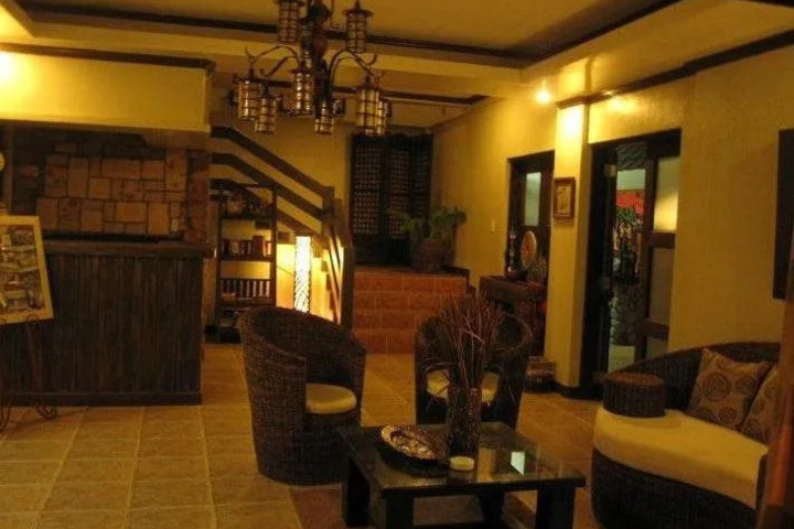 Dining 16 of 17