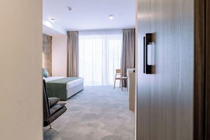 Room 8 of 76