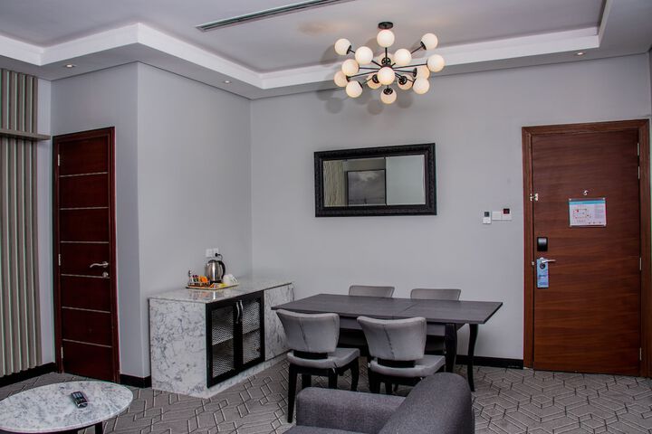 Room 52 of 193