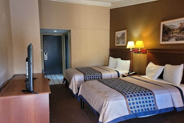 2 Double Beds (8 of 14)
