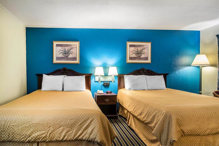 1 Queen Bed (16 of 18)