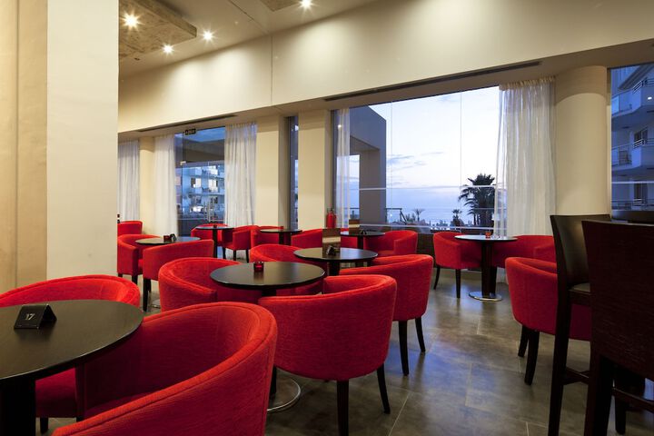 Lounge 87 of 110