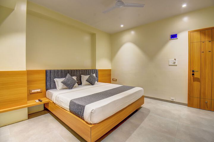 Room 6 of 18