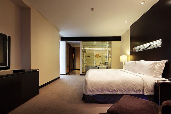 Room 9 of 136