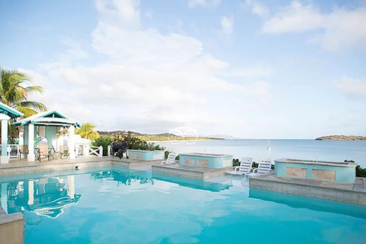 Hotel with Pool