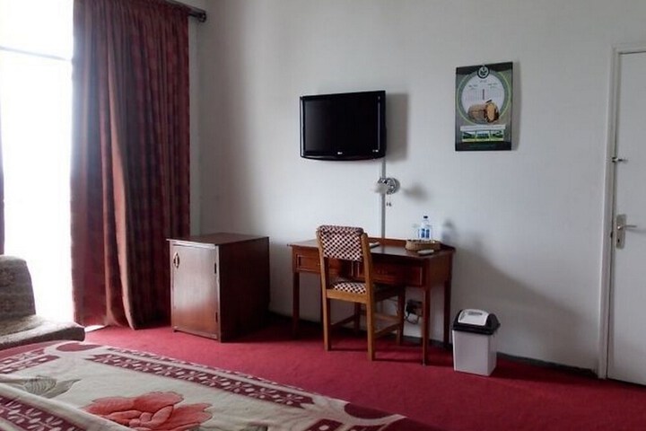 Room 13 of 27