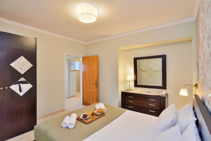 Room 10 of 33