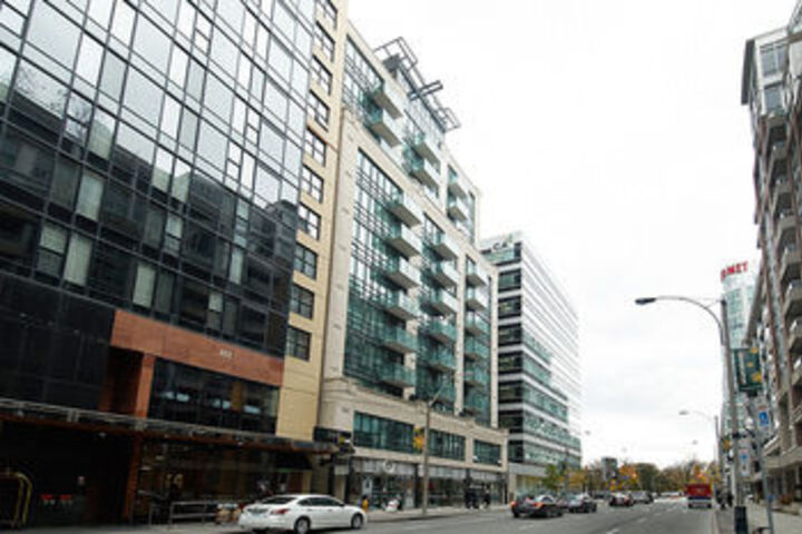 Whitehall Suites 263 Wellington St. W